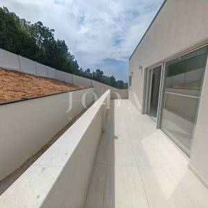 Moderna novogradnja s bazenom