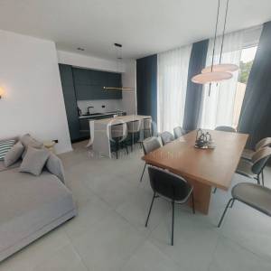 Moderna novogradnja s bazenom