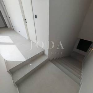 Moderna novogradnja s bazenom