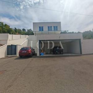 Moderna novogradnja s bazenom