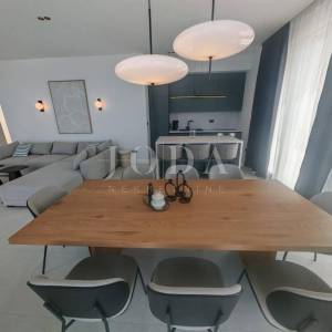 Moderna novogradnja s bazenom