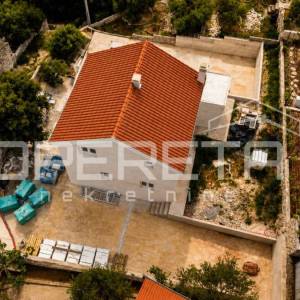 Moderna vila s bazenom na mirnoj lokaciji uz more