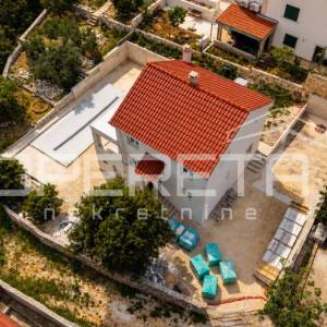 Moderna vila s bazenom na mirnoj lokaciji uz more