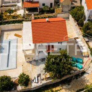 Moderna vila s bazenom na mirnoj lokaciji uz more