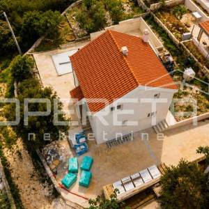 Moderna vila s bazenom na mirnoj lokaciji uz more