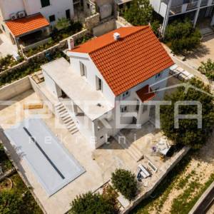 Moderna vila s bazenom na mirnoj lokaciji uz more