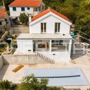 Moderna vila s bazenom na mirnoj lokaciji uz more