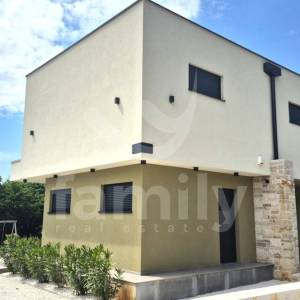 MODERNO OPREMLJENA VILA SA BAZENOM NA DIVNOJ LOKACIJI