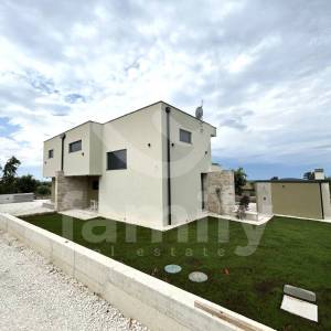 MODERNO OPREMLJENA VILA SA BAZENOM NA DIVNOJ LOKACIJI