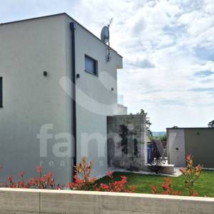 MODERNO OPREMLJENA VILA SA BAZENOM NA DIVNOJ LOKACIJI