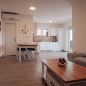 MODERNO UREĐEN APARTMAN S 2 SPAVAĆE SOBE, 400 M OD MORA, VIR - ZADAR