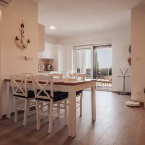 MODERNO UREĐEN APARTMAN S 2 SPAVAĆE SOBE, 400 M OD MORA, VIR - ZADAR