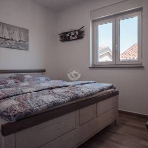 MODERNO UREĐEN APARTMAN S 2 SPAVAĆE SOBE, 400 M OD MORA, VIR - ZADAR