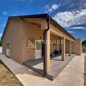 MURVICA - Trosobna prizemnica s velikom okućnicom i bazenom - 235m2