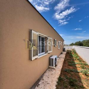 MURVICA - Trosobna prizemnica s velikom okućnicom i bazenom - 235m2