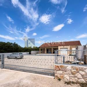 MURVICA - Trosobna prizemnica s velikom okućnicom i bazenom - 235m2