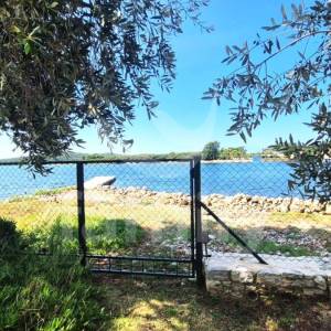 NEKRETNINA U OAZI MIRA S POGLEDOM NA MORE I DIREKTNIM IZLAZOM NA PLAŽU