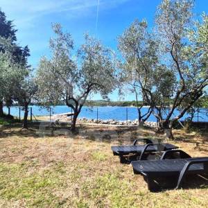 NEKRETNINA U OAZI MIRA S POGLEDOM NA MORE I DIREKTNIM IZLAZOM NA PLAŽU
