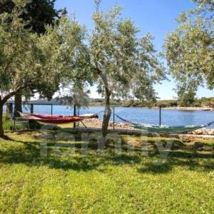 NEKRETNINA U OAZI MIRA S POGLEDOM NA MORE I DIREKTNIM IZLAZOM NA PLAŽU