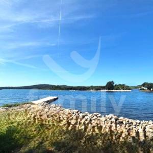 NEKRETNINA U OAZI MIRA S POGLEDOM NA MORE I DIREKTNIM IZLAZOM NA PLAŽU