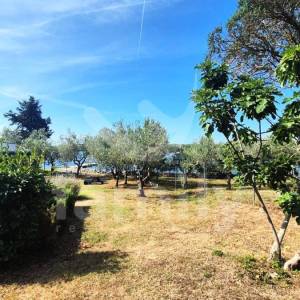 NEKRETNINA U OAZI MIRA S POGLEDOM NA MORE I DIREKTNIM IZLAZOM NA PLAŽU