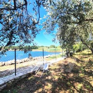 NEKRETNINA U OAZI MIRA S POGLEDOM NA MORE I DIREKTNIM IZLAZOM NA PLAŽU
