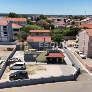 NIN - Apartmanska kuća 1. red do mora - 240m2
