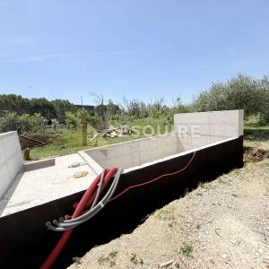 NIN - moderan troetažni stan S2 s bazenom samo 60 m od mora!!!