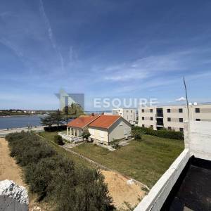 NIN - moderna duplex kuća s bazenom samo 60 m od mora!!!