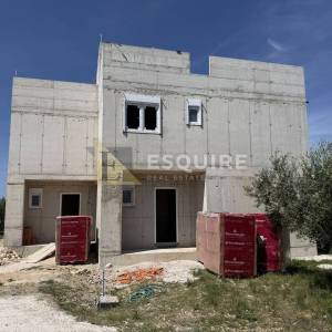 NIN - moderna duplex kuća s bazenom samo 60 m od mora!!!