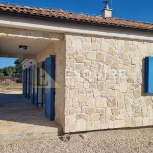 NIN - NINSKI STANOVI Kamena prizemnica uz more - 107m2