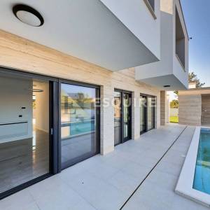NIN - ZATON - moderna duplex vila s bazenom!!