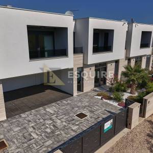 NIN - ZATON - moderna duplex vila s bazenom!!