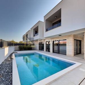 NIN - ZATON - moderna duplex vila s bazenom!!