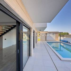 NIN - ZATON - moderna duplex vila s bazenom!!