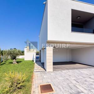 NIN - ZATON - moderna duplex vila s bazenom!!
