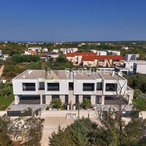 NIN - ZATON - moderna duplex vila s bazenom!!