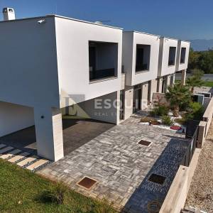 NIN - ZATON - moderna duplex vila s bazenom!!