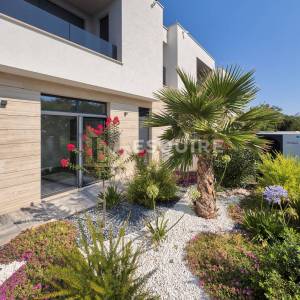 NIN - ZATON - moderna duplex vila s bazenom!!