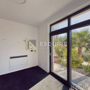 NIN - ZATON - moderna duplex vila s bazenom!!