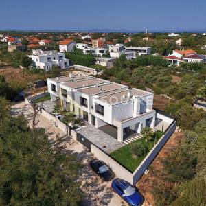 NIN - ZATON - moderna duplex vila s bazenom!!