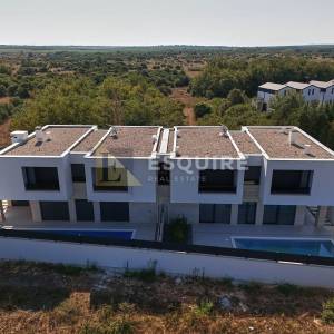 NIN - ZATON - moderna duplex vila s bazenom!!