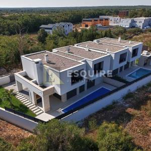 NIN - ZATON - moderna duplex vila s bazenom!!