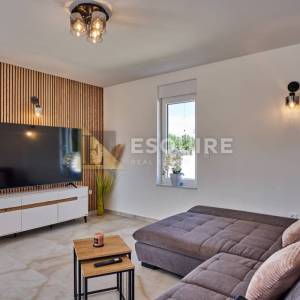 NIN - ŽERAVA - Moderna trosobna vila s bazenom - 188m2