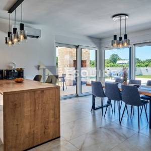 NIN - ŽERAVA - Moderna trosobna vila s bazenom - 188m2