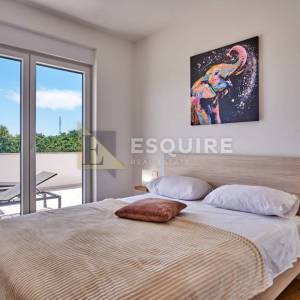 NIN - ŽERAVA - Moderna trosobna vila s bazenom - 188m2