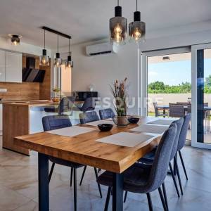 NIN - ŽERAVA - Moderna trosobna vila s bazenom - 188m2