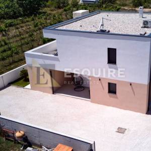 NIN - ŽERAVA - Moderna trosobna vila s bazenom - 188m2