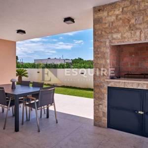 NIN - ŽERAVA - Moderna trosobna vila s bazenom - 188m2