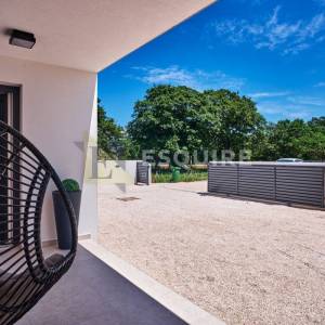 NIN - ŽERAVA - Moderna trosobna vila s bazenom - 188m2